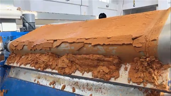 唐山客戶訂購橡（xiàng）膠帶式真空過濾機用於（yú）硫酸鈣（gài）脫水