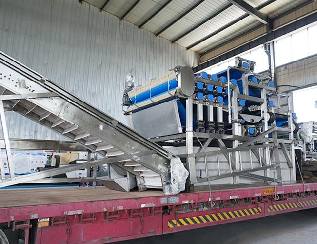 一套帶式（shì）果蔬壓榨機發往四川（chuān）