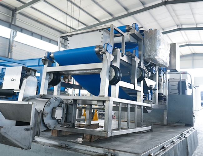 山東萊陽客戶梨子榨（zhà）汁訂購的帶式壓榨機發貨啦（lā）！