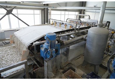 神奇！橡（xiàng）膠帶式真空過濾（lǜ）機讓碳酸鈣脫水（shuǐ）變得如此簡單