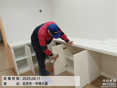 新車內為什麽會有刺鼻（bí）異味